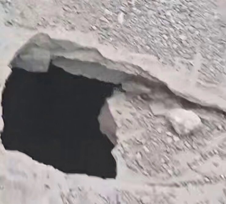    В СНТ «Дружба» после «нашествия» большегрузов придётся чинить люк. Фото: Кадр из видео / соцсети.