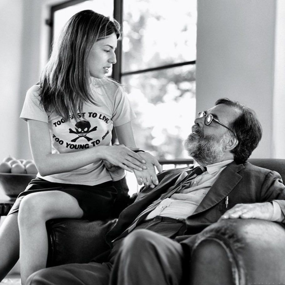 София Коппола в футболке из культового магазина Вивьен Вествуд «Too Fast To Live Too Young To Die» вместе со своим отцом Фрэнсисом Фордом Копполой на съемках фильма «Франкенштейн Мэри Шелли».