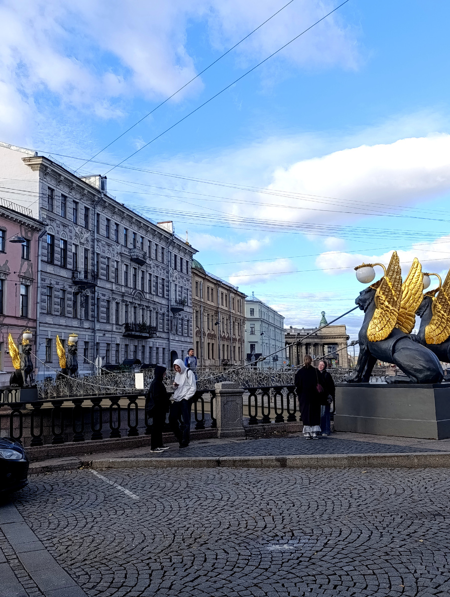 Все фото в статье автора. Банковский мост.  За ним - Банковский переулок, нам туда. 