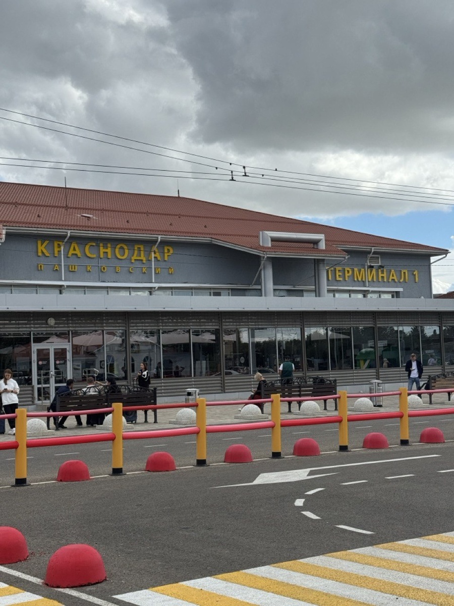 В старом новом аэропорту Краснодара переменная облачность! Фото автора.