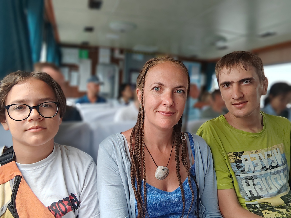 С сыновьями на теплоходе "Лотос" 