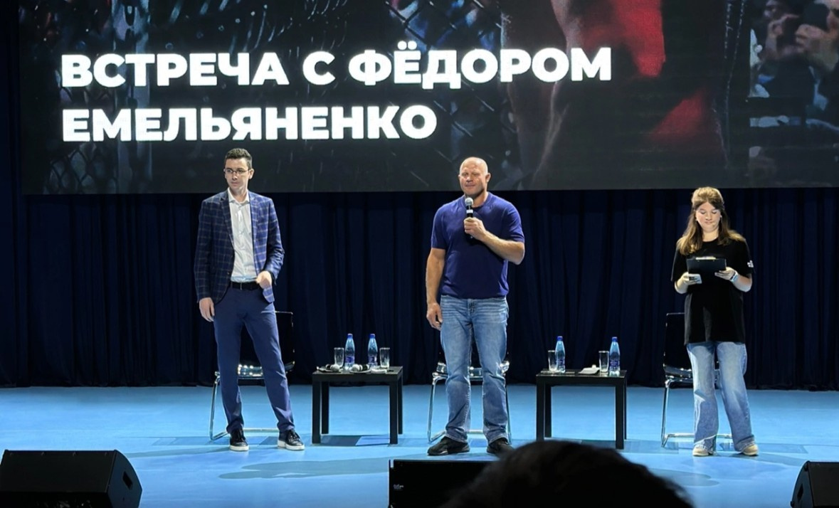    Федор Емельяненко во время выступления в Старом Осколе.Центр молодежных инициатив Старого Оскола