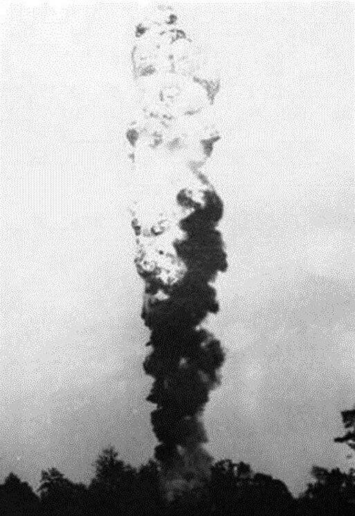 Зенитный огнемёт PWD в действии: 30-метровый факел огня должен был оказать психологический эффект на вражеских лётчиков и затруднить поражение цели;