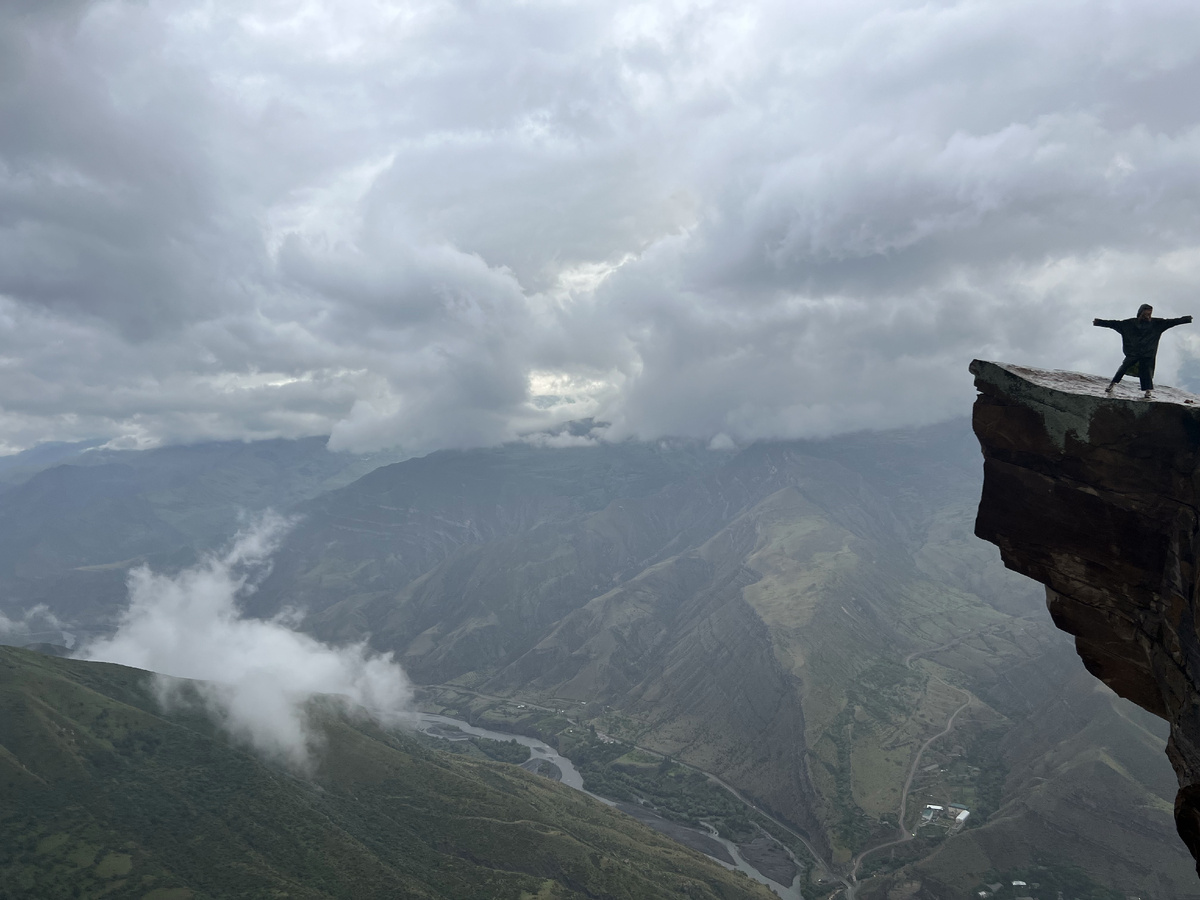 Дождевик, кстати, тоже нужен, хотя бы для того, чтобы не сработал закон подлости. Не взял - дождик обязательно будет.