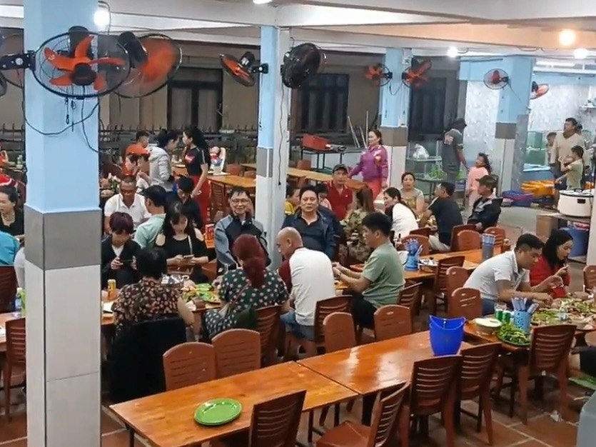 Полная посадка в ресторане с простым интерьером, но вкусной едой