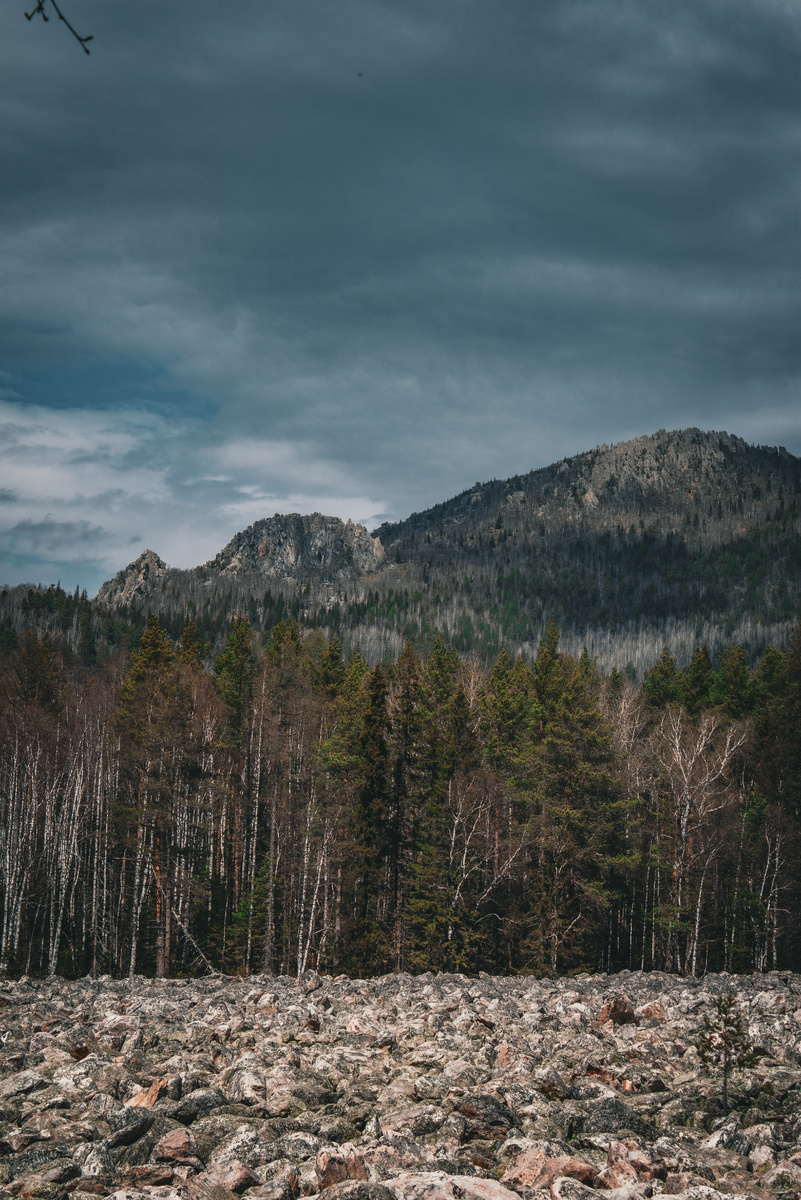Двуглавая сопка и каменная река. Таганай. Фото автора.