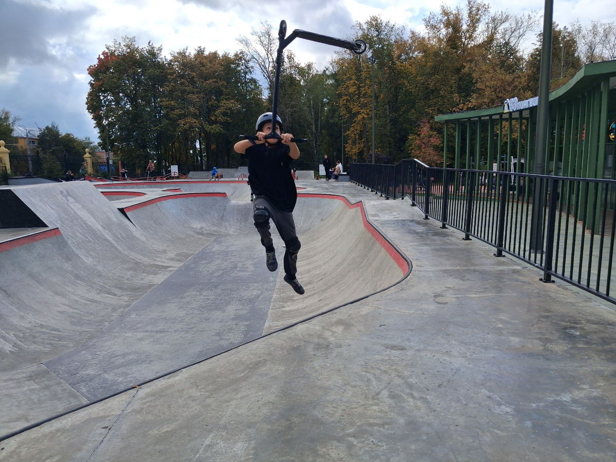 Подросток выполняет вылет из рампы в скейт-парке Нижегородского парка "Швейцария". Фото автора. 