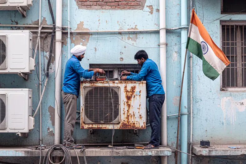 Индийские монтажники кондиционеров