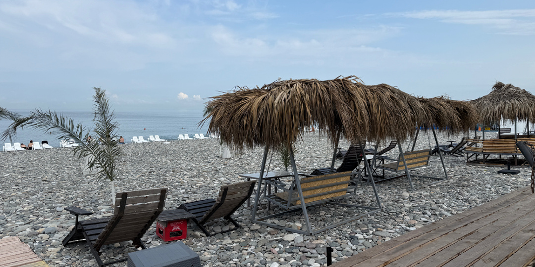 Батуми. Красивая набережная и тот самый пляж с взлетающими самолетами (координаты). Цены на зонтики и шезлонги