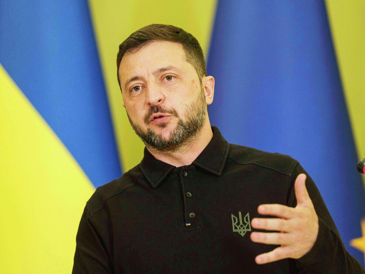    Владимир Зеленский во время пресс-конференции с Робертой Метсолой© AP Photo / Evgeniy Maloletka