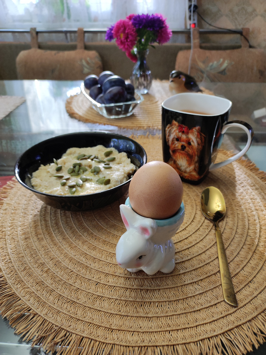 Каша овсяная с яйцом и сыром, тыквенными семечками, яйцо всмятку, чай с лимоном