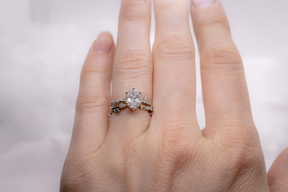 Кольцо из белого золота с бриллиантами.