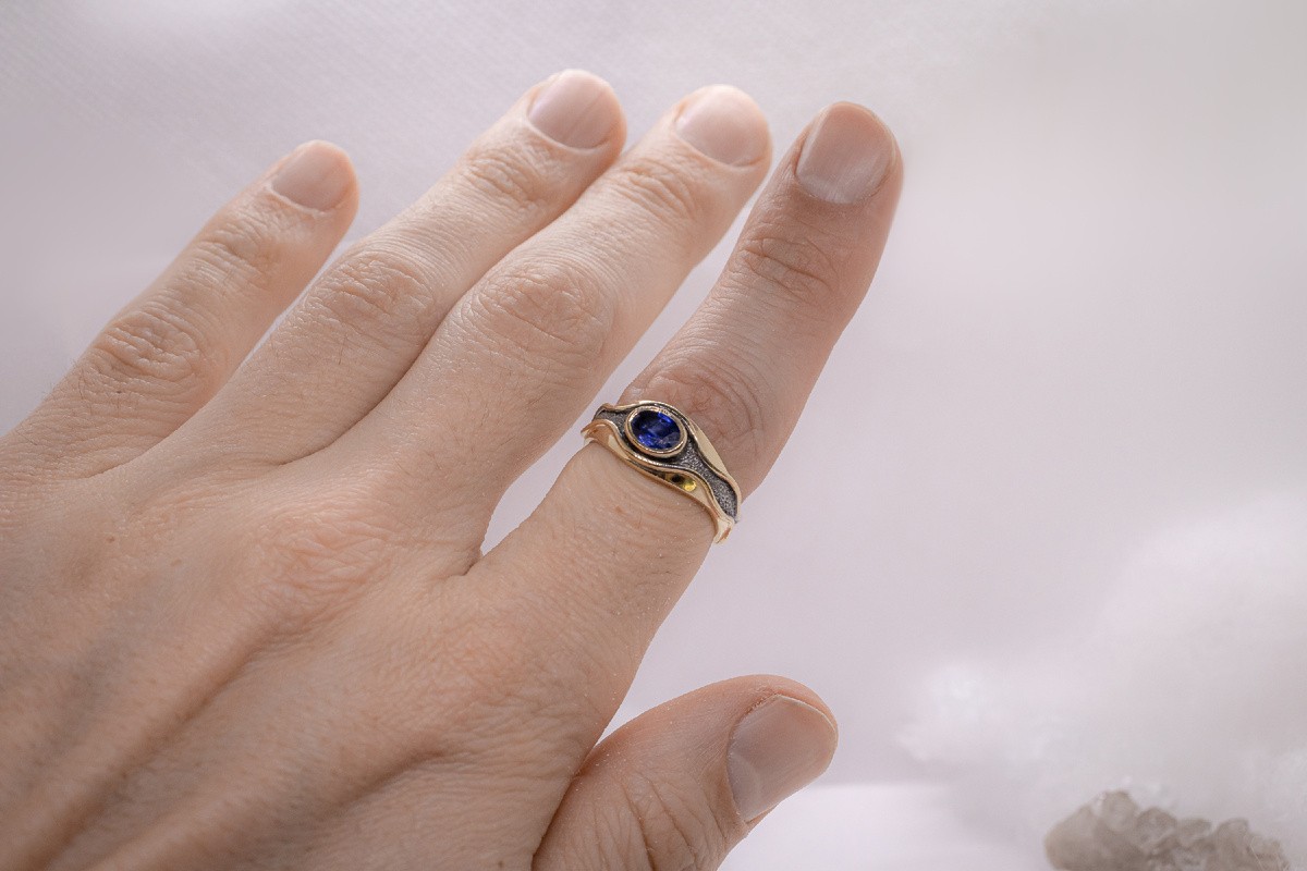 Золотое кольцо с сапфиром «Вилья»