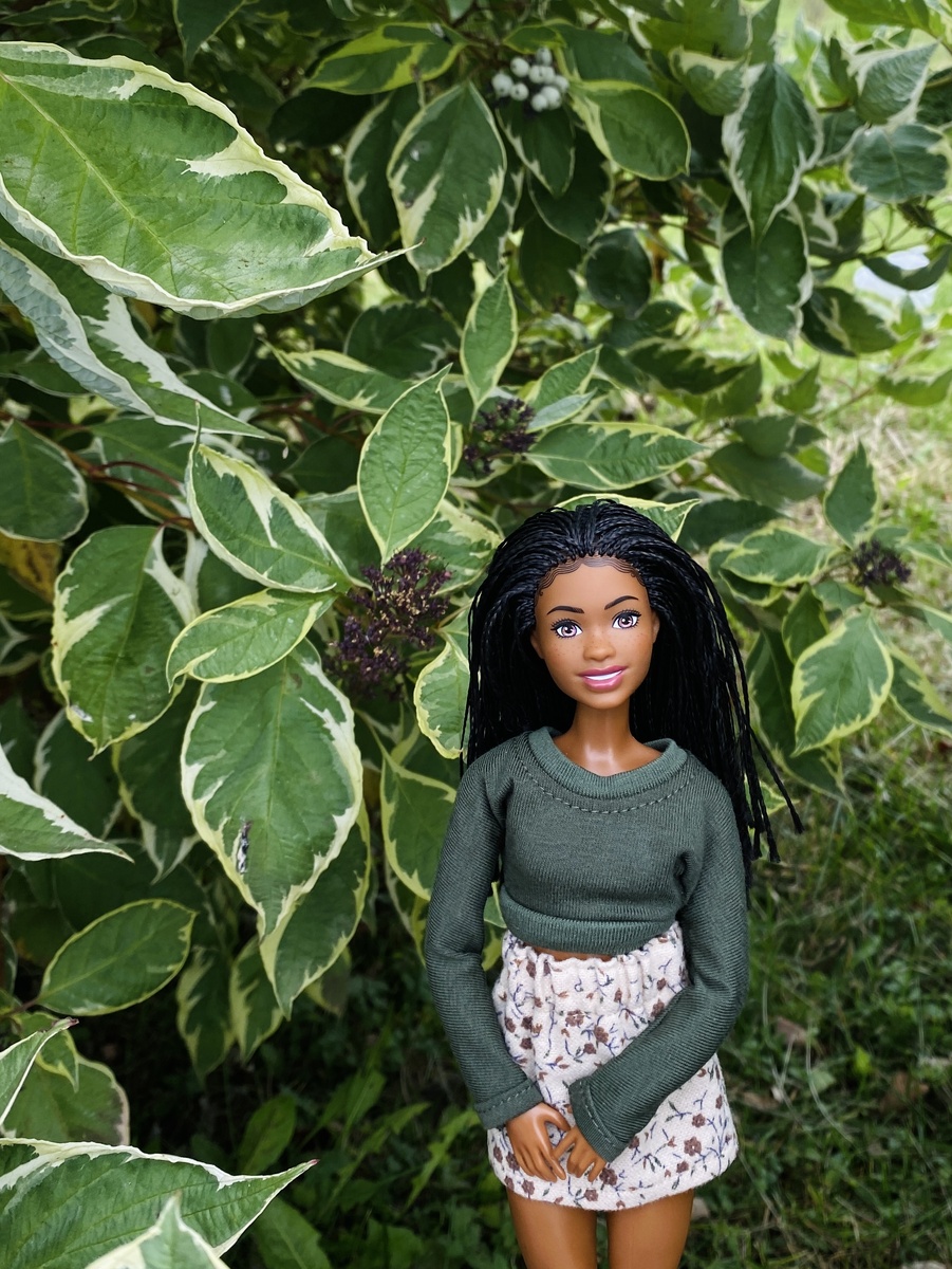 Эмма в новом образе в очень фотогеничных кустах)