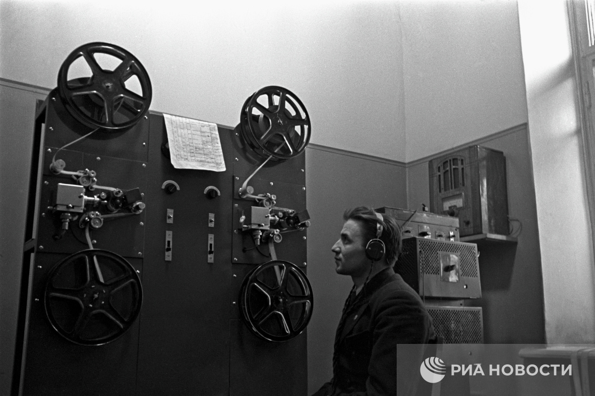 Запись радиопередачи в студии радиостанции имени Коминтерна, 1938 год © Анатолий Гаранин, РИА Новости