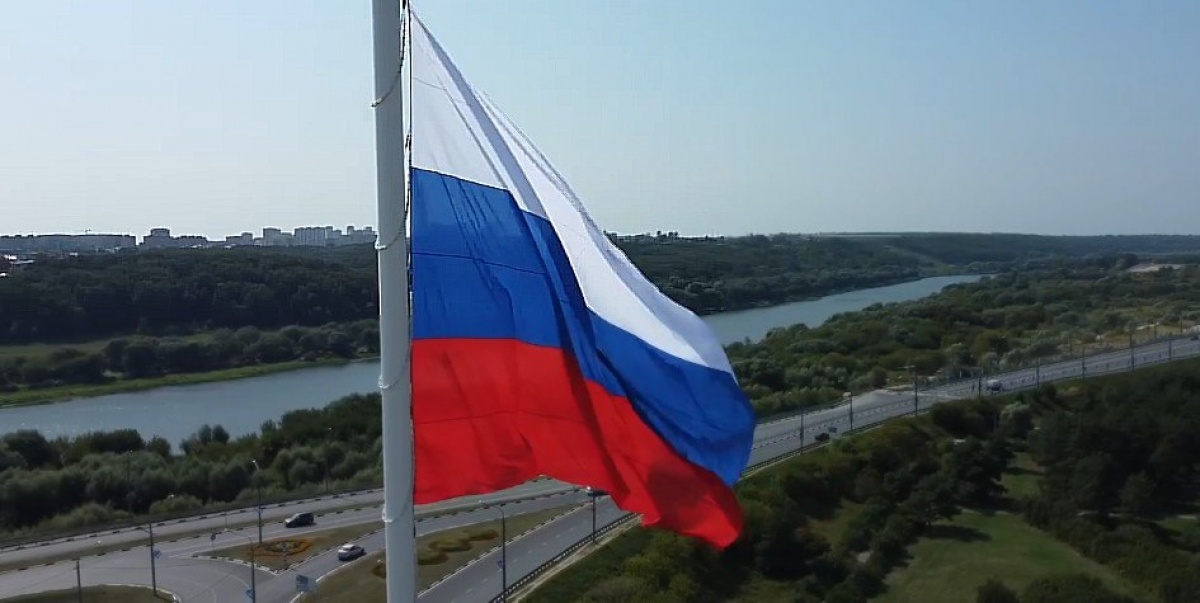    Флаг России над въездом в Калугу. Скрин видео пресс-службы губернатора и правительства Калужской области