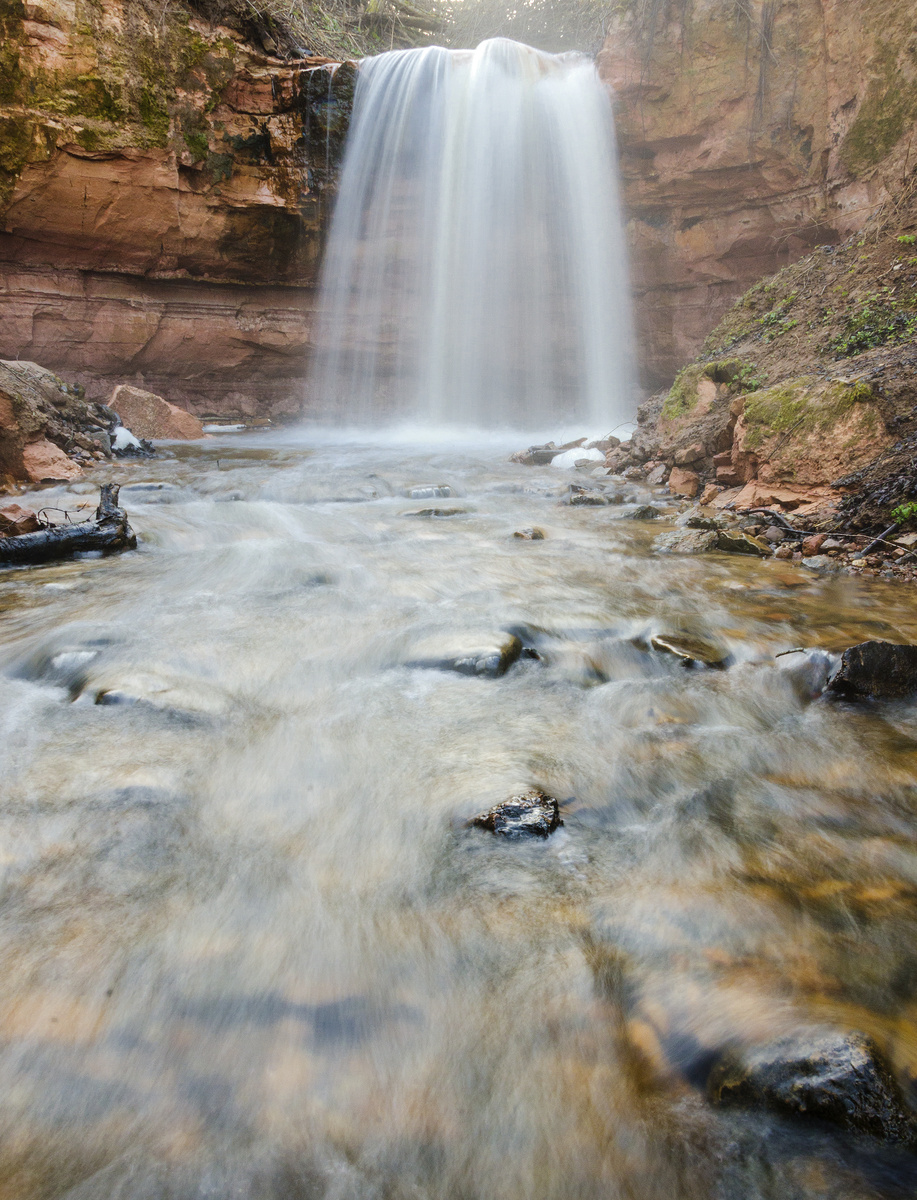 Шум водопада слышен довольно далеко. 