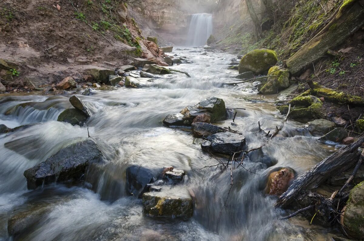 Дно ущелья ведущего от водопада к Волхову довольно каменистое и, соответственно, очень скользкое. 