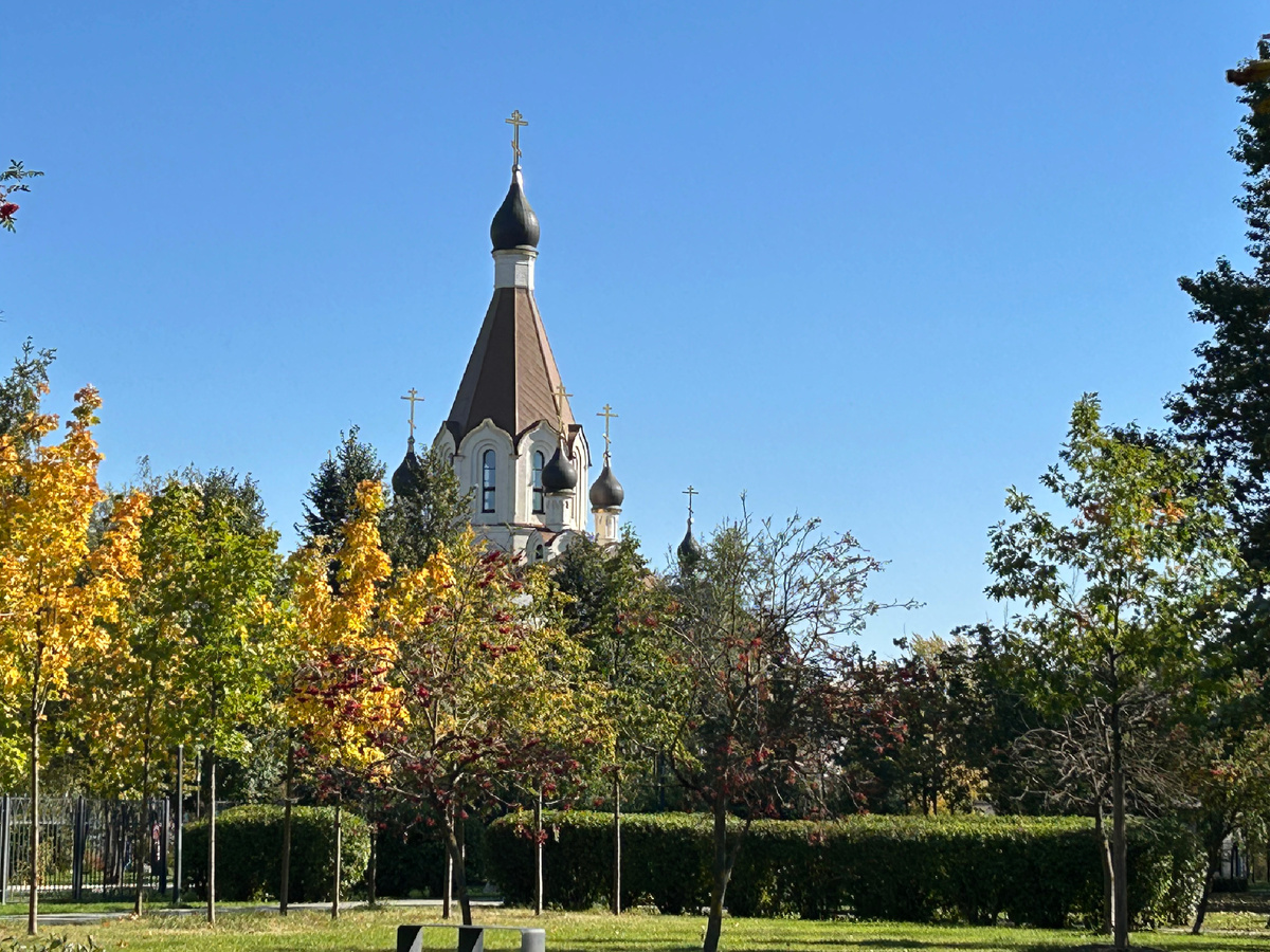 Красивая и очень уютная церковь.