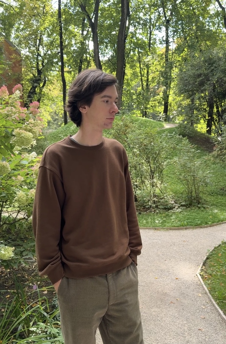 Гоша в саду в Хамовниках