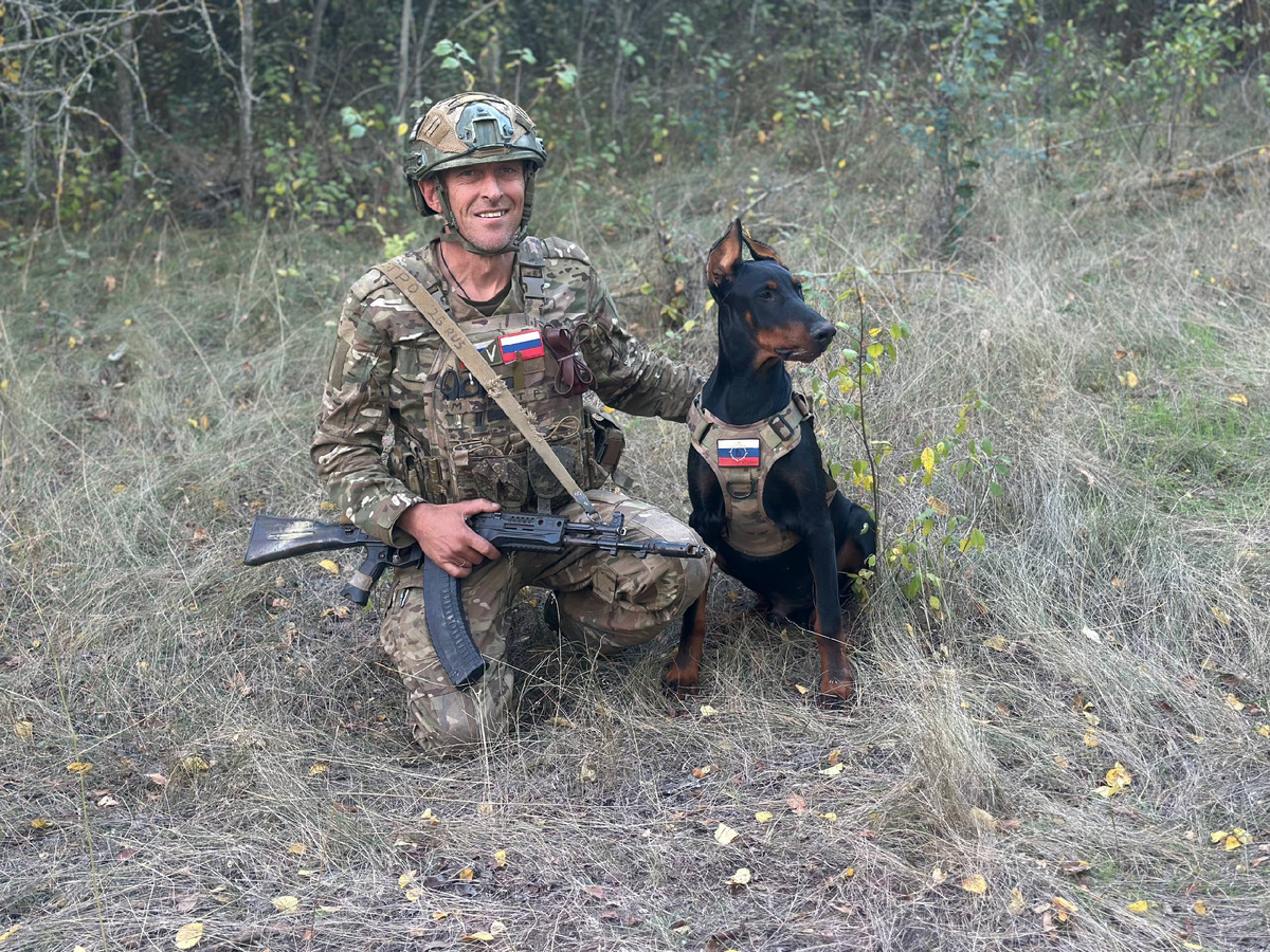 Штурмовик-десантник Маэстро с верным сторожевым псом Зевсом.