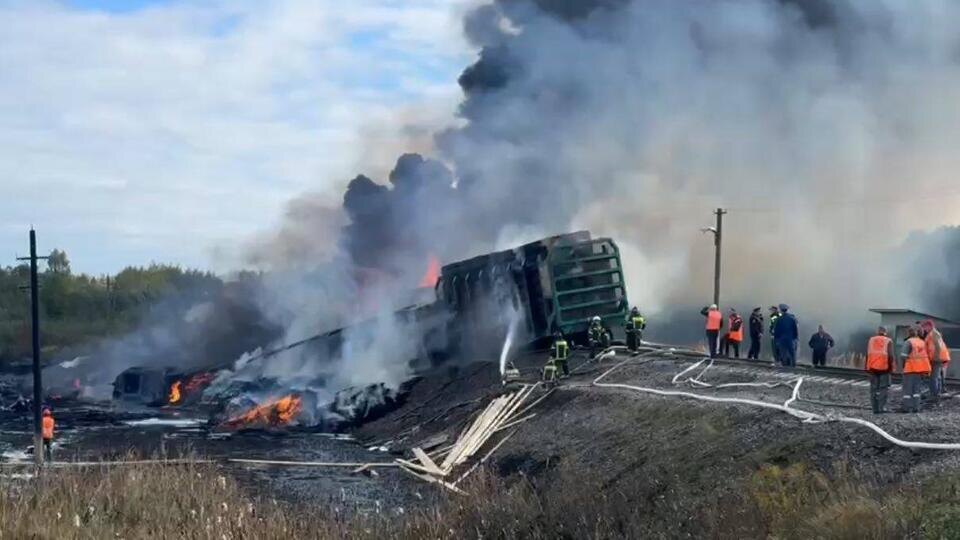     Грузовик столкнулся с поездом под Смоленском из-за проезда на красный свет t.me/Западное межрегиональное следственное управление на транспорте СК России