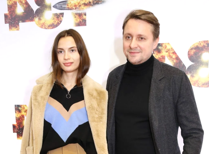 на фото Дарья Боженова с мужем