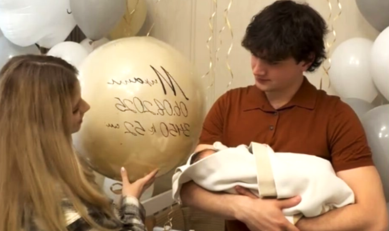 на фото Александра Трусова с мужем и новорожденным сыном