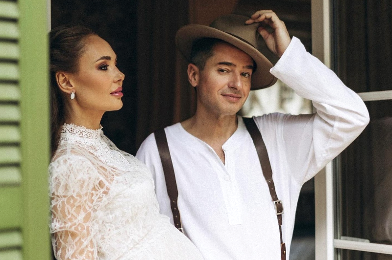 на фото Елена Власова и Иван Стебунов