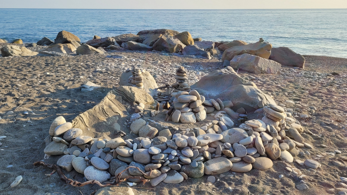 На пляже кто-то построил такую конструкцию