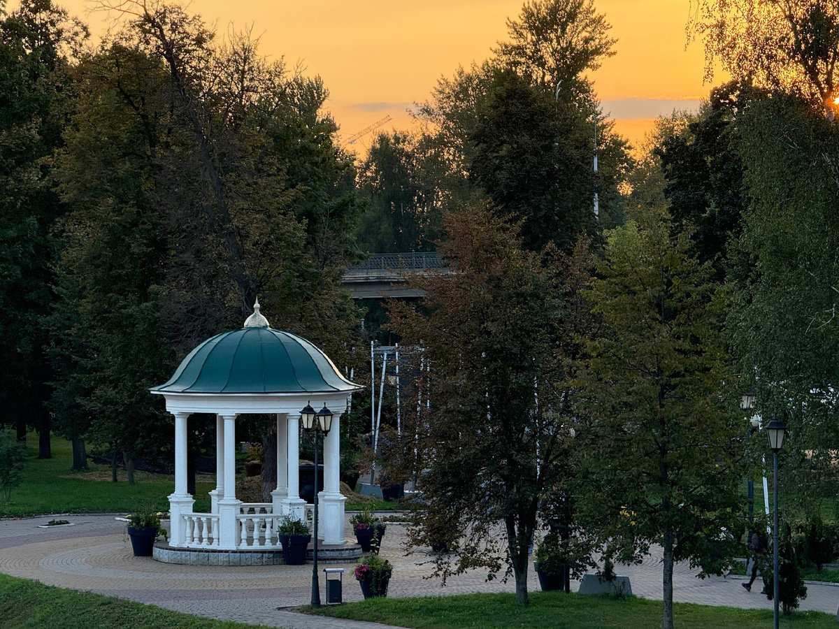 Ротонда на берегу реки Орлик, вид с Александровского моста