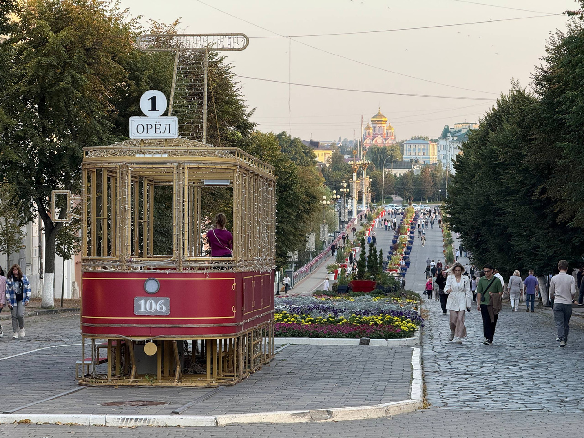 Трамвай на пешеходной улице Ленина