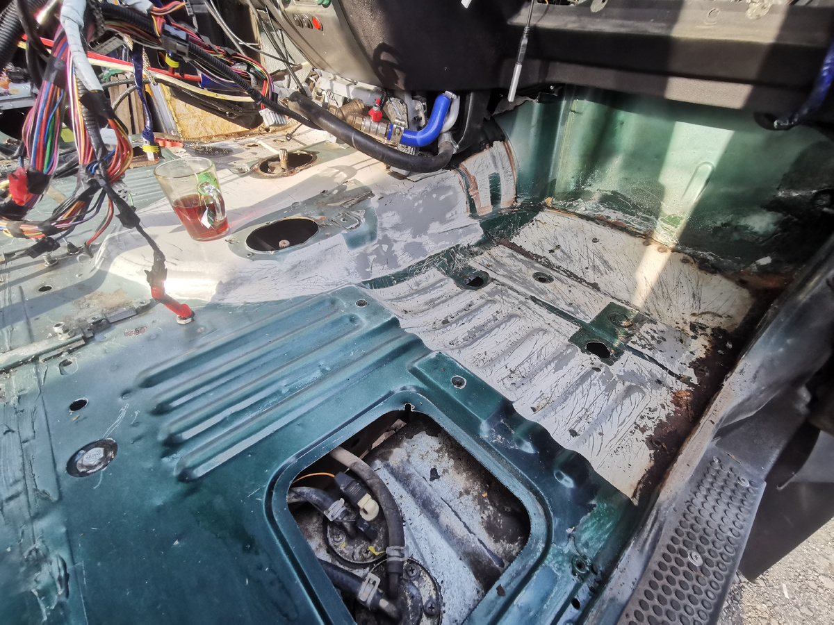 Решил не удалять все заводские покрытия, ограничившись удалением ржавчины и нанесением цинка на пораженные ей участки. Цинк старался наносить на чистый металл, предварительно его подготовив.