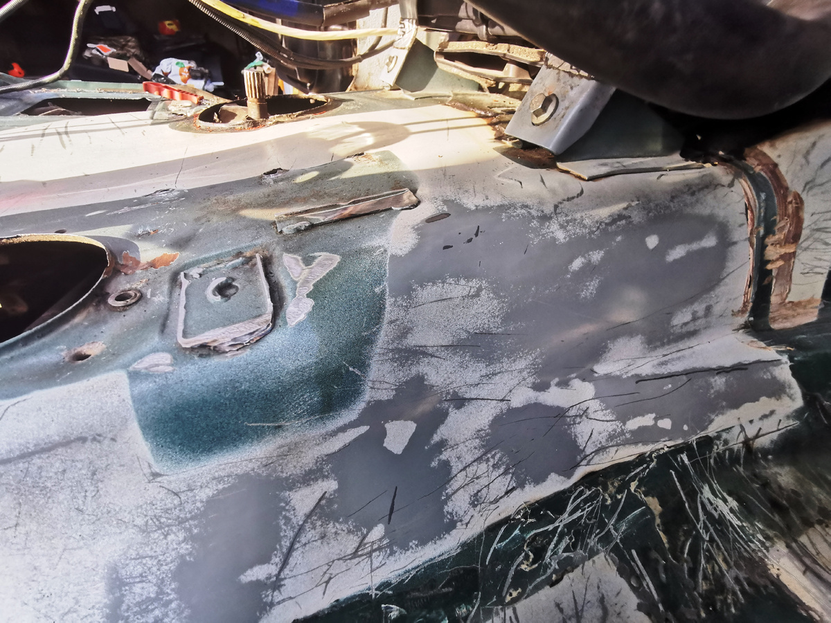 На этом фото виден вероятно заводской катафорез. Из-за невозможности в гаражных условиях создать идеальные условия для нанесения материалов, старался сносить до металла, только поврежденные коррозией участки. 