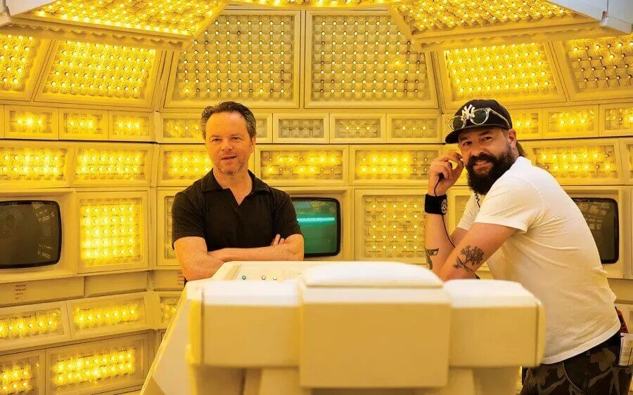 Ной Хоули (слева) сыграл так же отца глав.героев