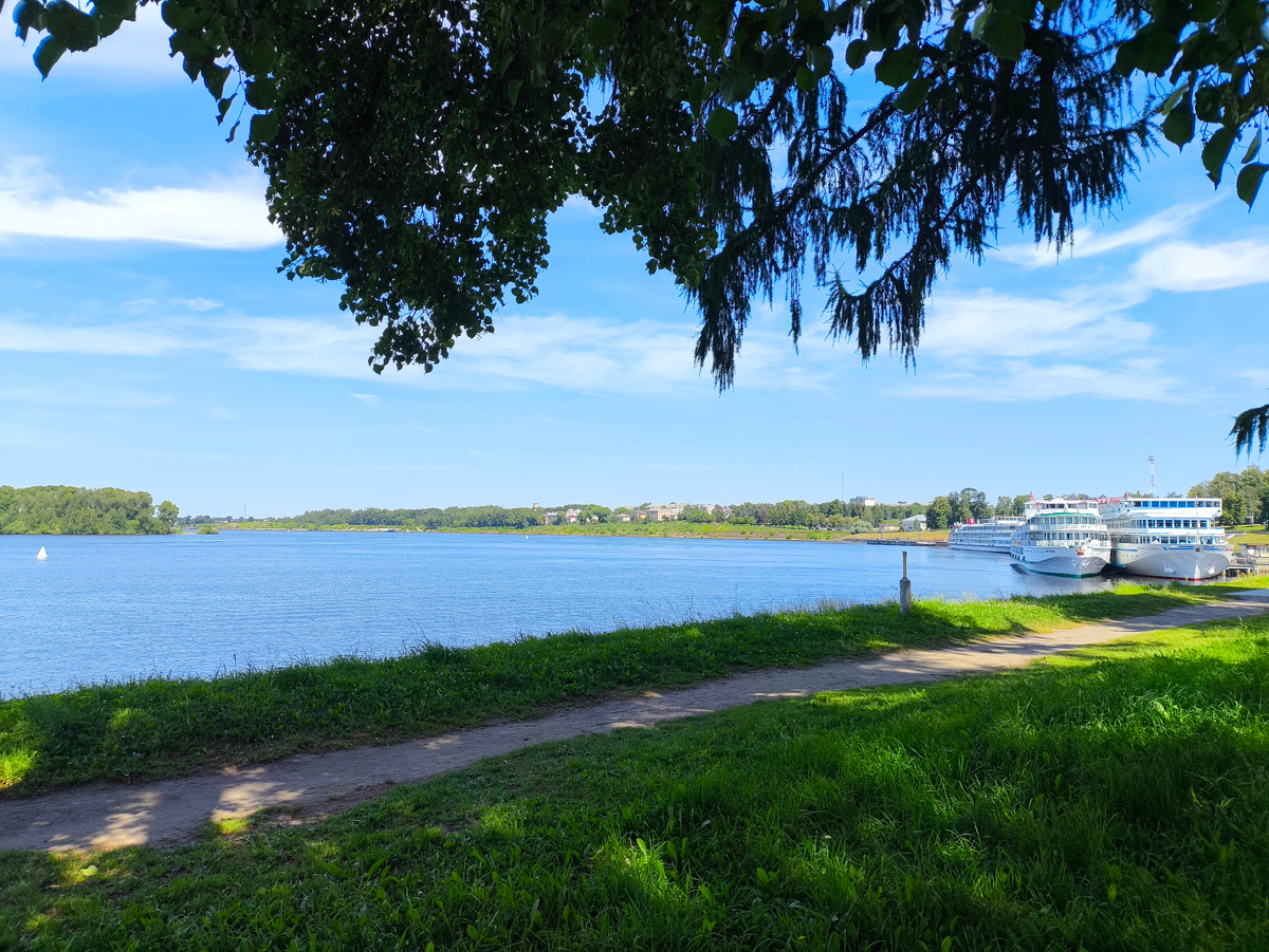 Первое, что видишь в Угличе - это Волга.