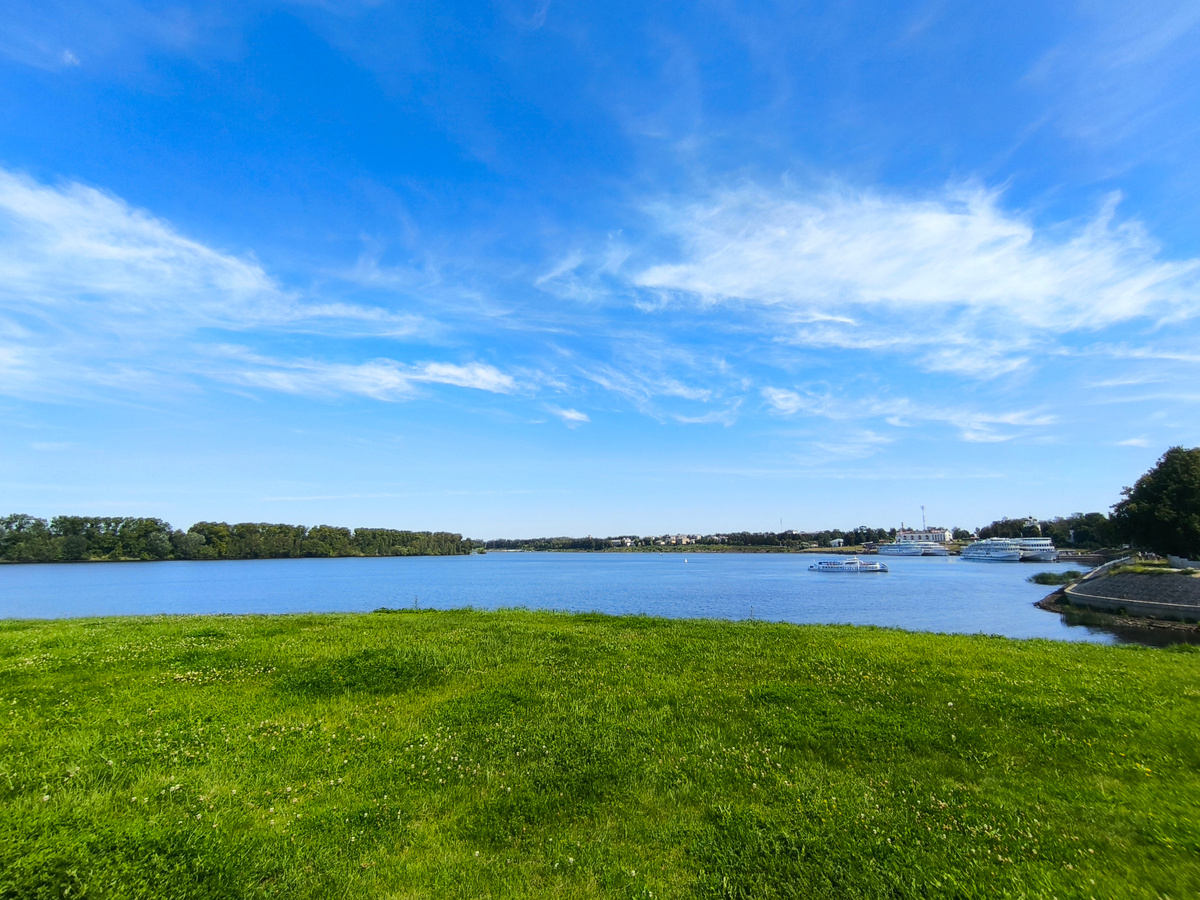 Первое, что видишь в Угличе - это Волга.