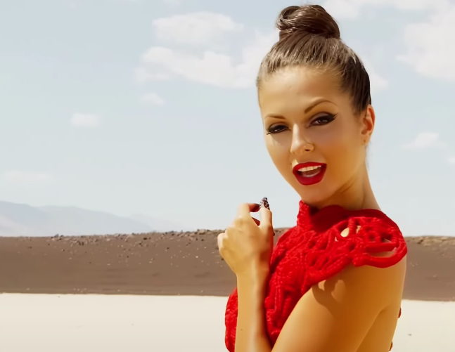 Источник: скриншот из клипа НЮША - Цунами (Instrumental)