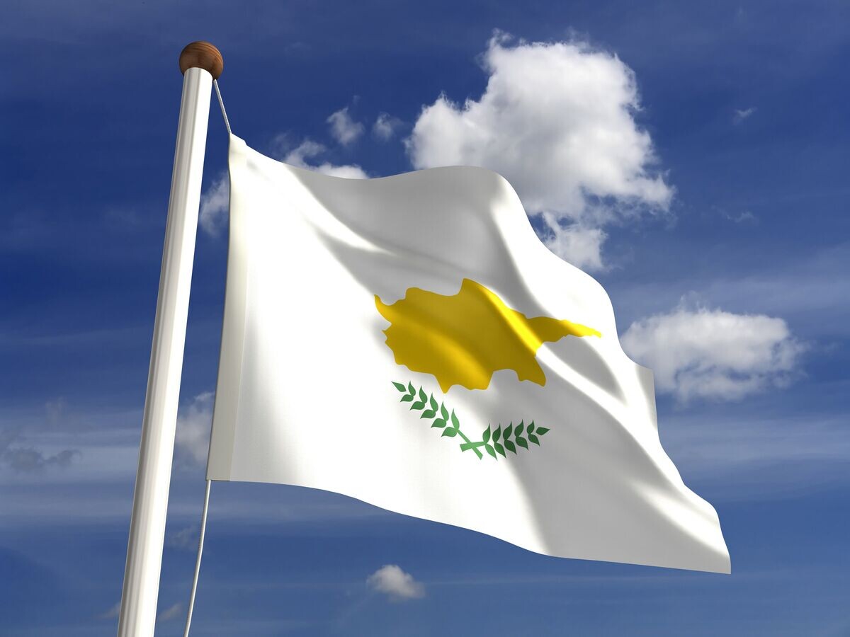    Флаг Кипра© fotolia.com / selensergen
