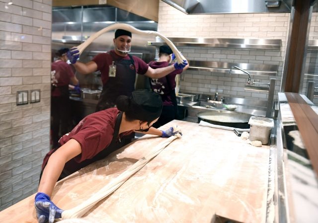    Люди готовят лапшу. Фото: Getty Images