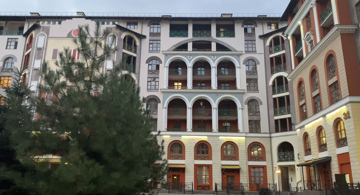 Вот такие красивые здания на Розе Хутор