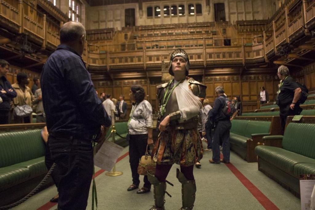 Если вы любитель разгуливать по зданию парламента в доспехах