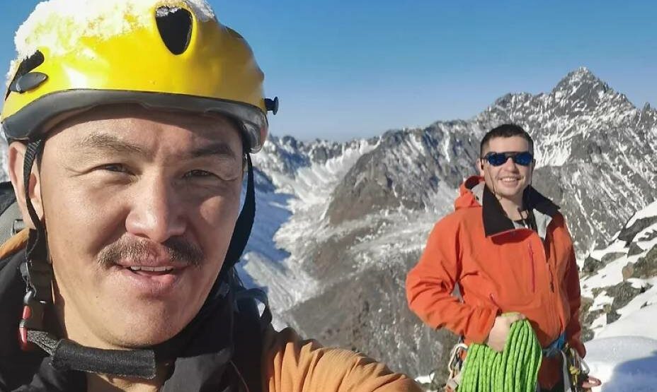    Александр Семенов (слева) был участником спасательных экспедиций на пик Победы. Фото: Соцсети Александра Семенова