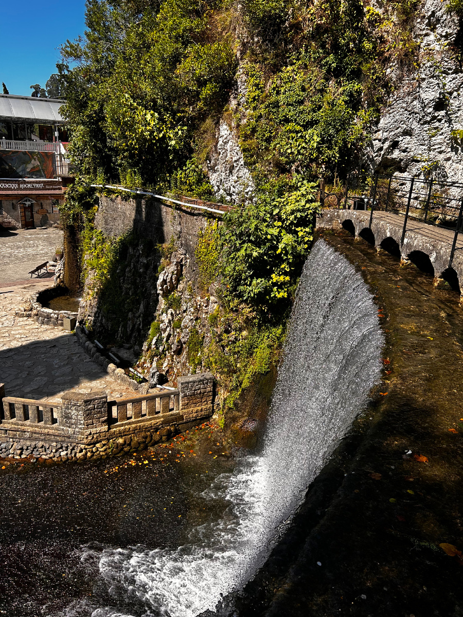 Вот он, рукотворный водопад Нового Афона)