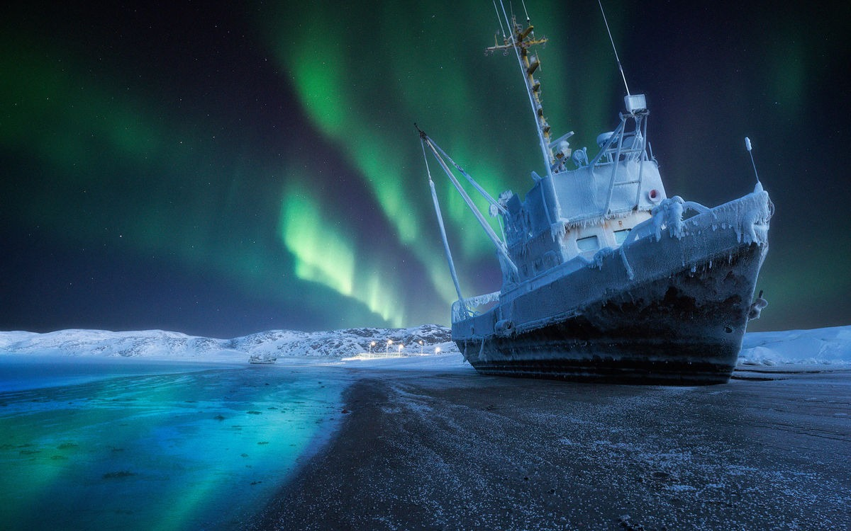 Терский берег на фоне северного сияния