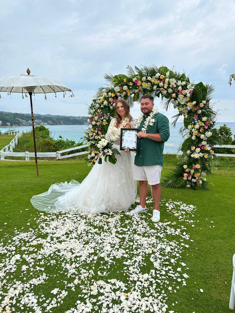 Сыграли свадьбу на Бали и был в десятках разных стран.