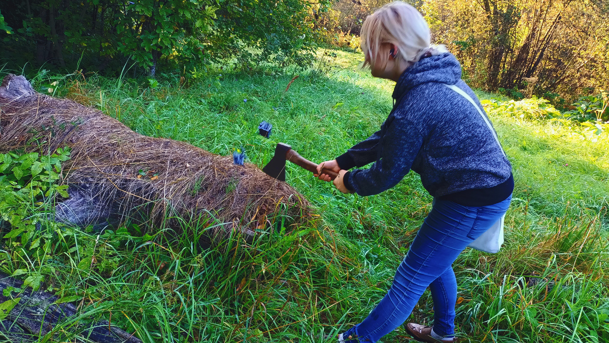 Ксюха рубит топором статуэтку