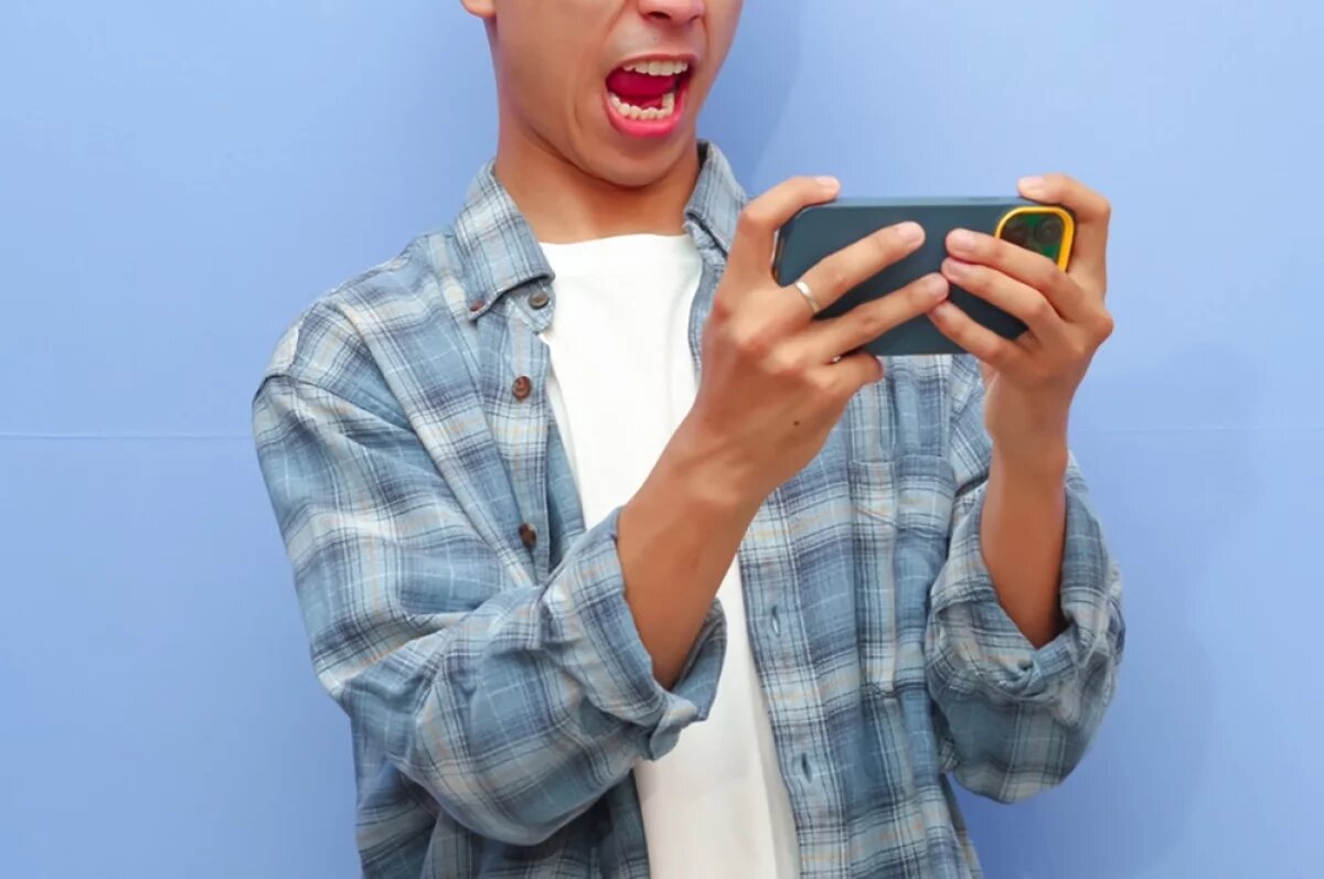    Проиграл в онлайн-игру и психанул.