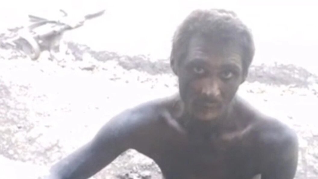    Бойцы провели 60 дней под подбитым танком. Кадр из видео телеграм-канала военкора Владимира Романова