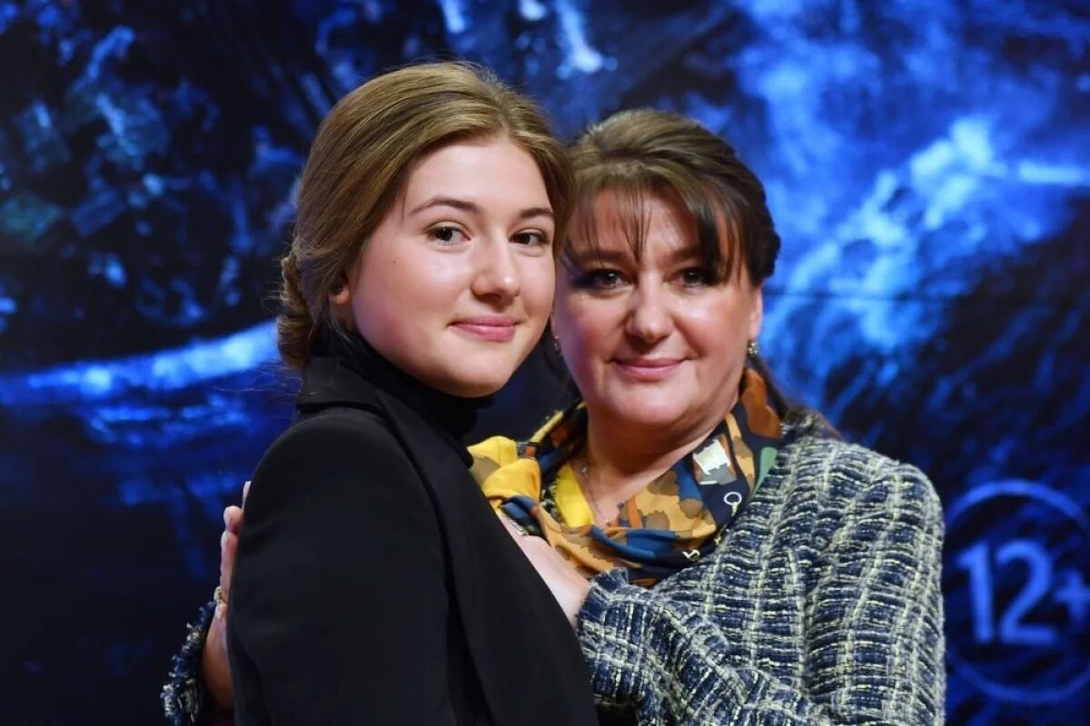    Мария пошла по стопам матери — закончила театральный, а сниматься начала в 15 лет.